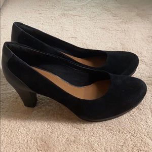 Clarks black pumps